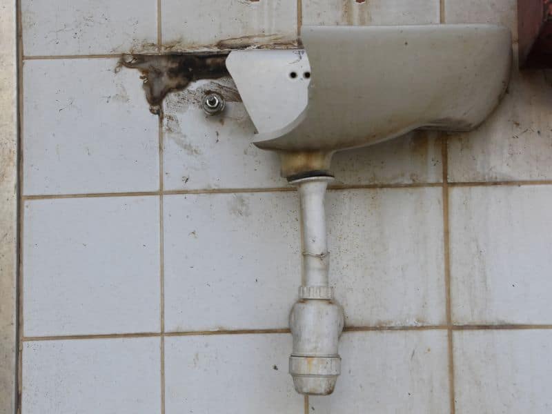 Lavabo bị ố vàng, bám bẩn hoặc nứt vỡ bề mặt