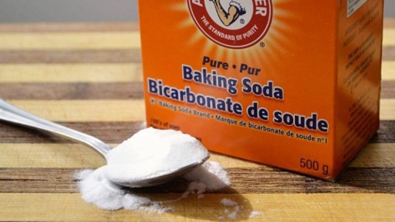 Làm sạch chậu rửa mặt bằng baking soda