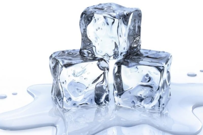 Vệ sinh lavabo bằng đá lạnh và muối