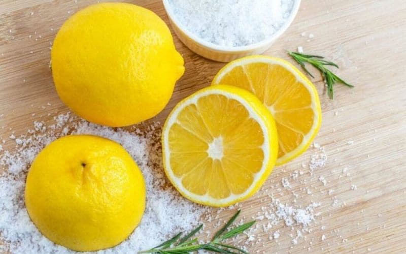Làm sạch lavabo bằng nước chanh và muối