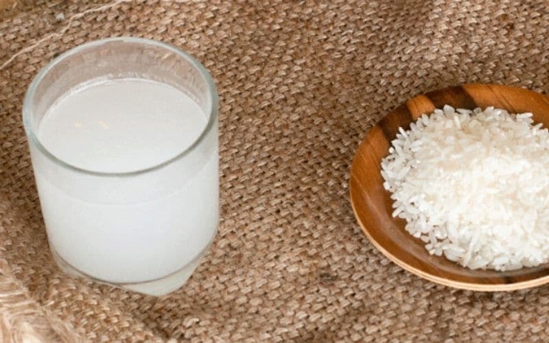 Làm sạch lavabo bằng giấm gạo