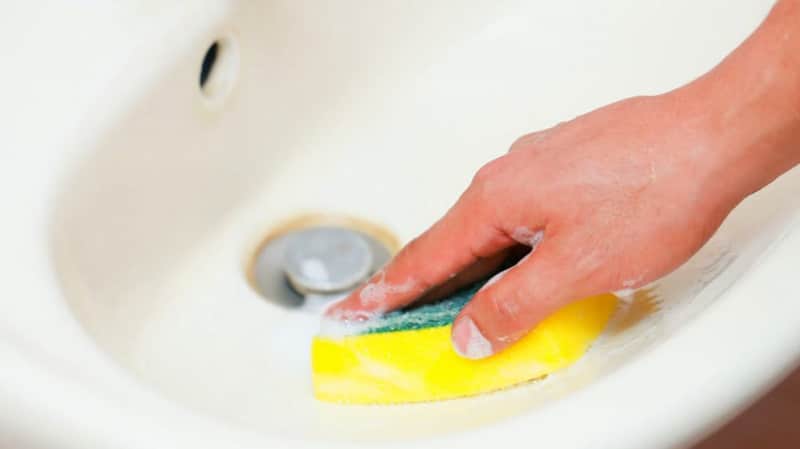Làm sạch lavabo bằng hỗn hợp xà phòng và nước ấm