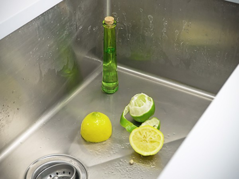 Dùng chanh để khử mùi hôi bồn rửa mặt một cách tự nhiên