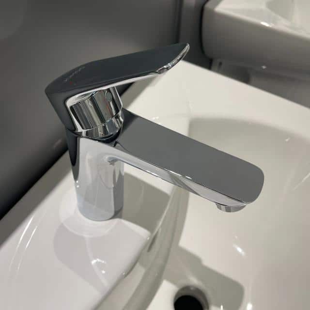 Vòi lavabo nóng lạnh gật gù